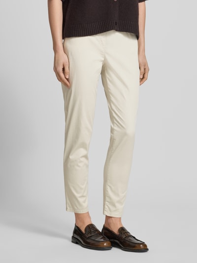 Frauenmodel trägt Caprihose mit elastischem Bund Modell 'Pamina' von Raphaela By Brax, Baumwoll-Elasthan-Mix, Regular-Fit, Ganzkörperansicht von vorne.
