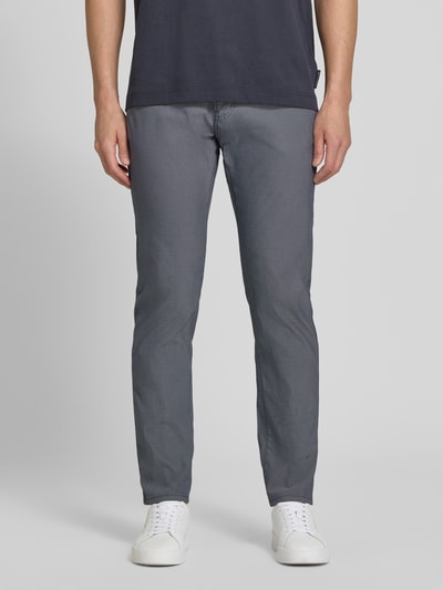 Männermodel trägt Fein strukturierte Hose mit Label-Detail Modell Lyon von Pierre Cardin, grau, Baumwoll-Mix mit Stretch-Anteil, Regular-Fit, Ganzkörperansicht von vorne.