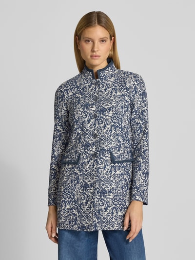 Vrouwenmodel draagt Blazer met Stretch-Anteil und Pattentaschen van WHITE LABEL in blauw-wit patroon, elastische materiaalmix met katoen, licht getailleerde pasvorm, opstaande kraag, doorlopende knoopsluiting, klepzakken, ruglengte 79 cm, borstwijdte 48 cm, mouwlengte 62 cm, vooraanzicht bovenlichaam