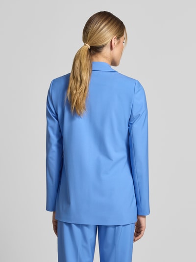 Frauenmodel trägt Regular Fit Blazer aus Viskose-Mix mit Pattentaschen von Comma, in Blau, glatte Struktur, Rückenlänge 71 cm, Ganzkörperansicht Rückansicht.