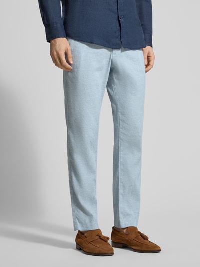 Männermodel trägt Regular Fit Leinenhose aus Leinen-Mix Modell 'Sanderson-L-3' von BOSS in Hellblau, Webware, unifarben, Ganzkörperansicht von vorne.
