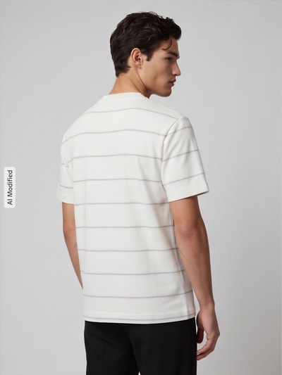 Männermodel trägt T-Shirt mit Label-Stitching Modell 'VERRI' von ellesse im Allover-Look, Rundhalsausschnitt, Rückansicht, KI-modifiziertes Bild