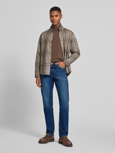 Männermodel trägt Jeans im 5-Pocket-Design Modell 'DAREN' von Lee im klassischen Straight Fit, aus elastischem Baumwoll-Mix, Ganzkörperansicht von vorne. Innenbeinlänge 83 cm, Bundweite 43 cm, sichtbare Knopf- und Reißverschlussdetails sowie Gürtelschlaufen.