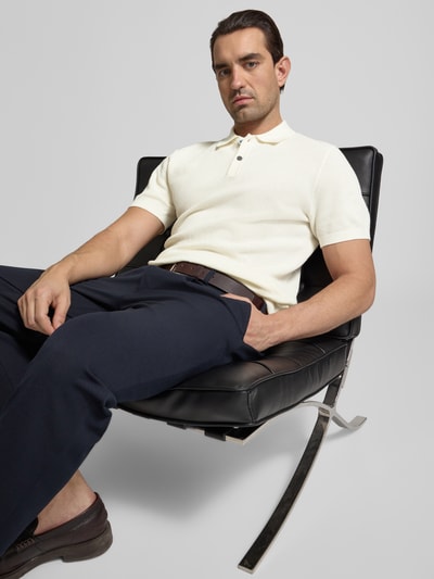 Männermodel trägt Slim Fit Poloshirt mit Strukturmuster Modell 'Johan' von Christian Berg Men, Baumwolle, Polokragen, Kurzärmelig, Nahaufnahme Oberkörper.