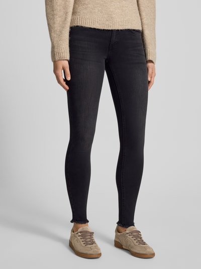 Frauenmodel trägt Stone Washed Skinny Fit Jeans von ONLY aus Baumwollmischung mit Stretch-Anteil, Modell Blush, Nahaufnahme Beine.