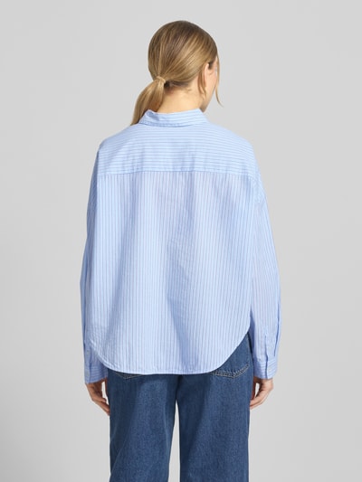 Młodzieżowe modelka nosi Relaxed Fit Hemdbluse aus reiner Baumwolle von Marc O'Polo, jasnoniebieska, w paski, bawełna, luźny krój, długi rękaw, kołnierzyk koszulowy, mankiety, zaokrąglony dół, widok całej sylwetki od tyłu