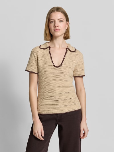 Frauenmodel trägt T-Shirt in Strick-Optik mit Polokragen und Kontrastkante von Stefanel, beige mit brauner Kante, reine Baumwolle, Straight Fit, Ganzkörperansicht von vorne.