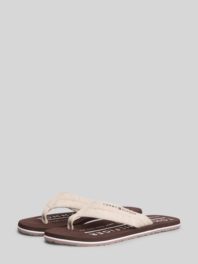 Produktfoto, Zehentrenner aus Leinen von Tommy Hilfiger in Optik: Unifarben, Schuhspitze: Abgerundet, Absatzform: Flach, Label-Print, Verschluss: Schlupf/offen, Material: Leinen, braune Sohle, strukturierte Textur.
