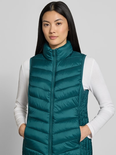 Modelka kobieca nosi Regular Fit kamizelkę ze stójką od Jake*s Casual, kolor głęboki turkus, prosta struktura, detaliczny widok na górną część ciała.