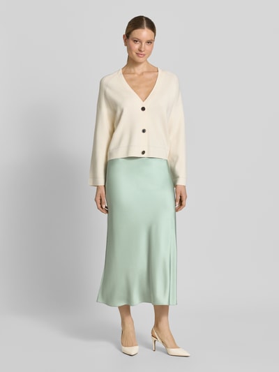 Frauenmodel trägt Midirock in schimmerndem Design von comma aus Material-Mix mit Viskose-Anteil, mintgrün, gerader Schnitt, Ganzkörperansicht von vorne.