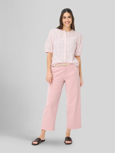 Frauenmodel trägt Wide Leg Jeans aus Lyocell-Mix Modell 'STYLE.MAINE S' von Brax, Optik: Unifarben, Passform: Wide Leg, Länge: Cropped, Label-Patch, Gürtelschlaufen, Knopf und verdeckter Reißverschluss, Leistengesäßtaschen, seitliche Eingrifftaschen, Farbe Rosa, strukturierte Baumwolltextur, Ganzkörperansicht von vorne.