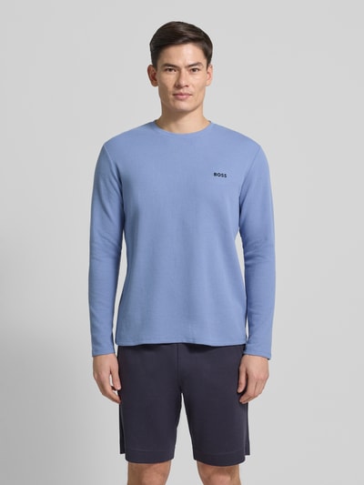 Męski model nosi Regular Fit Langarmshirt aus Baumwoll-Mix von BOSS, niebieski, struktura waflowa, okrągły dekolt, unikatowa faktura, widok z przodu, cała sylwetka.
