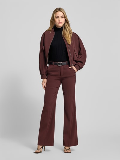 Frauenmodel trägt Slim Fit Turtleneck aus Baumwoll-Mix Modell 'DRIZA' von HUGO, Optik: unifarben, Strick, Ganzkörperansicht von vorne.