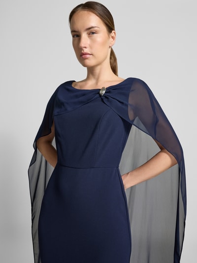 Frauenmodel trägt Abendkleid mit abnehmbarem Cape von SWING in Dunkelblau mit Zier-Applikation, Chiffon-Cape, Nahaufnahme Oberkörper.