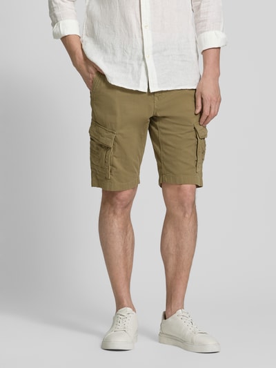 Männermodel trägt Bermudas mit Pattentaschen und Label-Stitchings von PME Legend in Khaki mit Seitliche Eingrifftaschen, Motiv- und Label-Stitchings, Knopf- und Reißverschluss, Bundweite 41 cm, Innenbeinlänge 26 cm, Ganzkörperansicht von vorne.