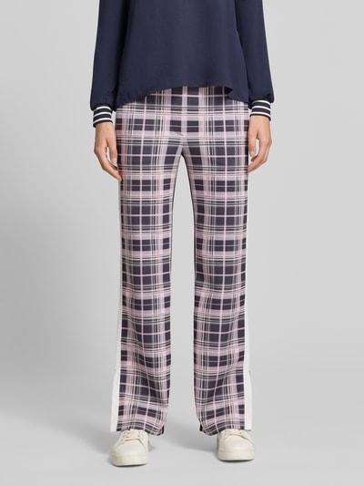 Frauenmodel trägt Straight Fit Hose mit floralem Print von Marc Cain, kwiatowy nadruk, elastyczny pas z tunelem, szerokość w rozmiarze 36: 36 cm, długość wewnętrzna nogawki w rozmiarze 36: 68 cm; widok całej sylwetki z przodu.