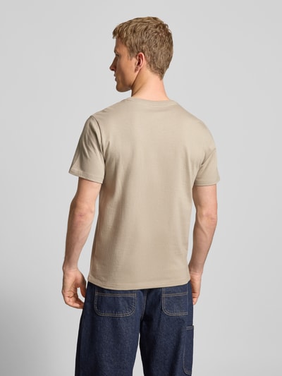 Männermodel draagt T-shirt met Labeldetail van Levi's®, puur katoen, regular fit, ronde hals, ruglengte maat M 68 cm, Ganzkörperansicht Rückansicht.
