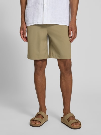 Männermodel trägt Shorts mit elastischem Bund Modell 'Samos' von Casual Friday im Material-Mix mit Viskose-Anteil, Regular-Fit, Nahaufnahme Oberkörper.