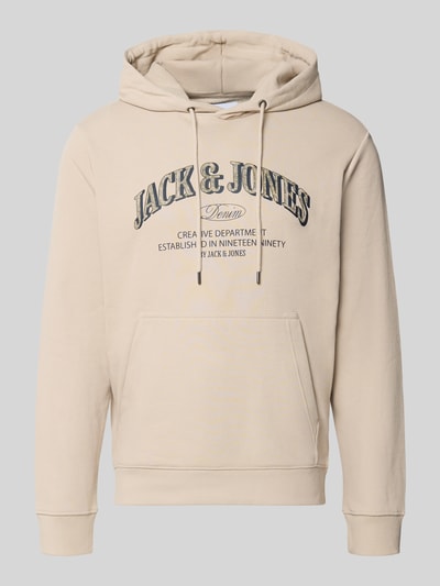 Produktfoto, Regular Fit Hoodie aus Baumwoll-Mix Modell 'Denver' von JACK & JONES in Beige mit Frontprint, Kapuze, Känguru-Tasche, elastische Abschlüsse