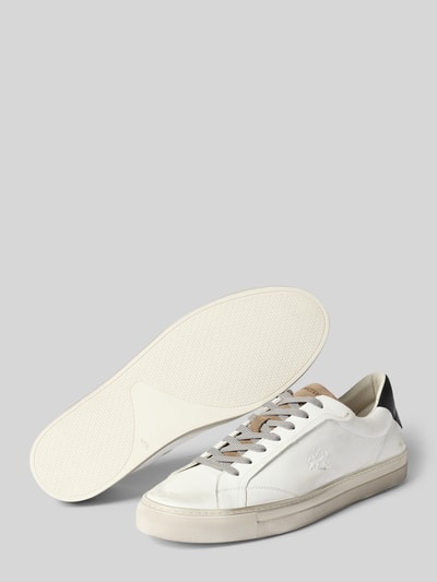 Produktfoto, Sneaker mit Motiv-Prägung von La Martina in Weiß mit abgerundeter Form, strukturiertem Sohlenprofil und Label-Details