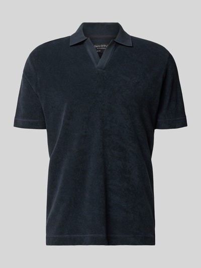 Produktfoto, dunkelblaues Regular Fit Poloshirt aus reinem Baumwoll-Frottee von Marc O'Polo, samtige Frottee-Optik, kurze Ärmel.