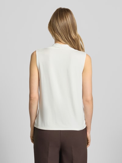 Vrouwenmodel draagt Top mit Wasserfall-Ausschnitt van comma, regular fit, Viscose-Elasthan-mix, crèmekleurig, ruglengte 56 cm, geheellichaamsaanzicht achterkant.