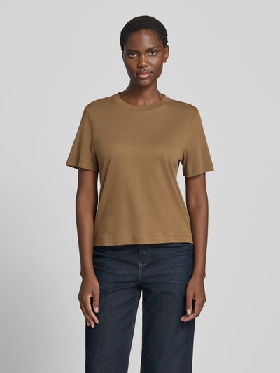 Modelka nosi Regular Fit T-Shirt aus reiner Baumwolle von s.Oliver RED LABEL w jednolitym brązowym kolorze, gładka faktura, widok całej sylwetki z przodu.