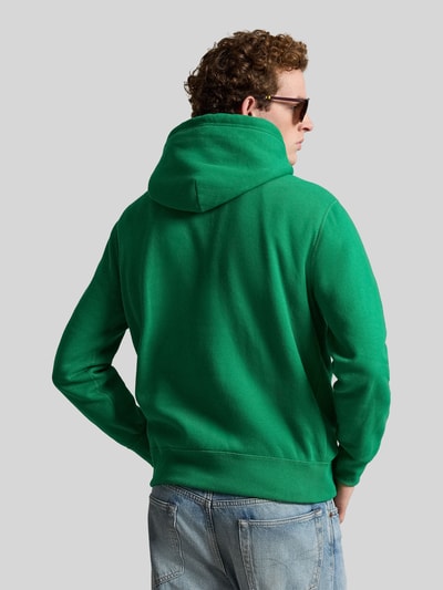 Männermodel trägt Regular Fit Hoodie aus Baumwoll-Mix von Polo Ralph Lauren, Optik: Unifarben, Kängurutasche, Ganzkörperansicht Rückansicht.
