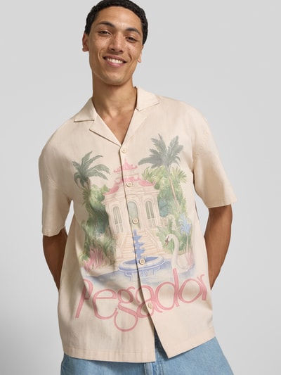 Männermodel trägt Relaxed Fit Freizeithemd mit Leinen-Anteil Modell 'Toledo' von PEGADOR, Motiv-Print, Reverskragen, Logo-Print, Ganzkörperansicht von vorne.