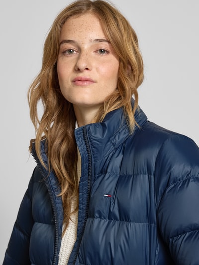 Tommy Jeans Shaped fit donsjack met logostitching  Marineblauw - 3