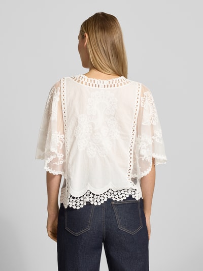 Frauenmodel trägt Blusenshirt aus Spitze von Apricot in Weiß, reine Baumwolle, gerader Schnitt, Fledermausärmel, Ganzkörperansicht Rückansicht