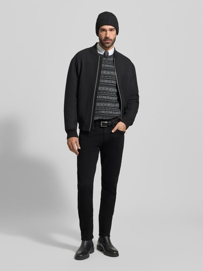 Männermodel trägt Slim Fit Jeans mit 5-Pocket-Design von Polo Ralph Lauren aus Baumwoll-Elasthan-Mix in Schwarz, Ganzkörperansicht von vorne.