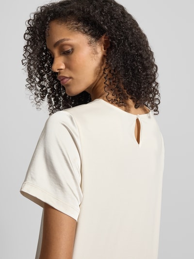 Vrouwenmodel draagt Regular Fit T-shirt met Lyocell-aandeel Model 'ZONA' van Weekend Max Mara, look: effen, druppelvormige hals, detailopname rugdecolleté.