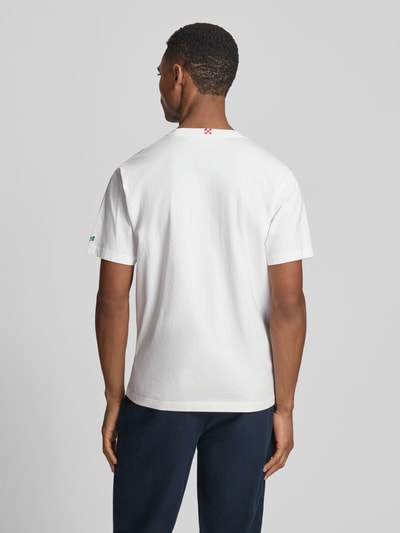 Męski model nosi t-shirt z haftami model 'PORTOFINO' od MC2 Saint Barth, bawełna, krój regular fit, okrągły dekolt, długość tyłu w rozmiarze M: 68 cm, całkowity widok z tyłu.