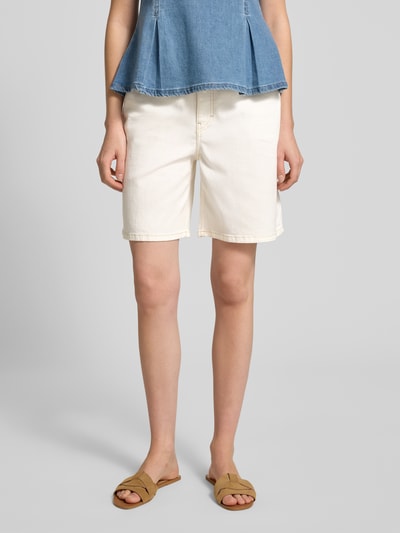 Frauenmodel trägt Bermudas mit Eingrifftaschen Modell 'Mari' von OPUS PANTS, Baumwoll-Mix mit Stretch-Anteil, Regular-Fit, Ganzkörperansicht von vorne.