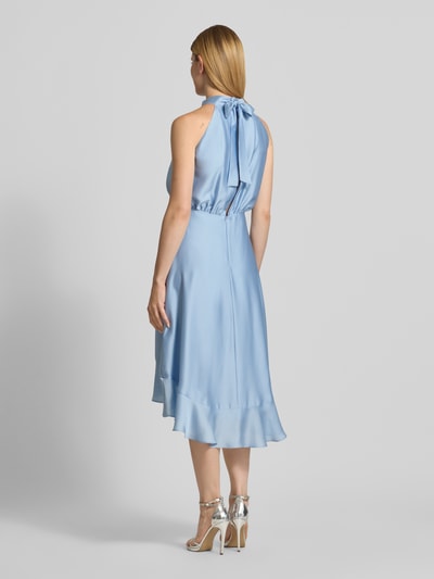 Modelka nosi 'Cocktailkleid mit Stehkragen und Volants' od SWING, satyna, linia a, sukienka midi, stójka, falbana, długość tyłu 125 cm, szerokość w rozmiarze 36: 42 cm, kolor jasnoniebieski, struktura gładka, kształt asymetryczny, widok całej sylwetki z tyłu.