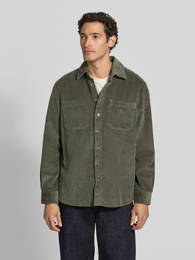 Männermodel trägt Regular Fit Hemdjacke aus Cord mit Kentkragen von Christian Berg Men, olivegrün, Brusttaschen, Ganzkörperansicht von vorne.