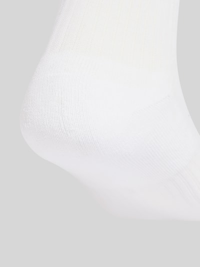 Produktfoto, Socken aus Baumwoll-Mix im 3er-Pack von adidas Sportswear in Weiß, fein gerippt, weiche Struktur, Nahaufnahme Ferse.