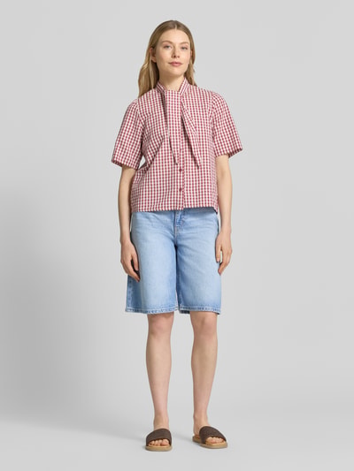 Kobiece modelka nosi Wide Fit Shorts aus reiner Baumwolle Modell 'GELITA_1' od HUGO, denim, 5 kieszeni, wysoki stan, widok z przodu, pełna sylwetka.