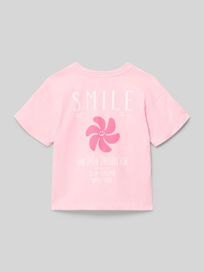 Mädchen trägt Regular Fit T-Shirt aus reiner Baumwolle Modell 'SUN-VERAS' von Only, rosa, Motiv-Print auf Rückseite, Ganzkörperansicht Rückansicht