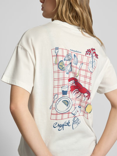 Frauenmodel trägt Relaxed Fit T-Shirt aus reiner Baumwolle - Special Drop von Marc O'Polo Denim, efekt: jednolity kolor, krój relaxed fit, aplikacja: nadruk z tyłu, nadruk z logo, okrągły dekolt, rękaw: krótki rękaw, wykonany z bawełny, Ganzkörperansicht Rückansicht