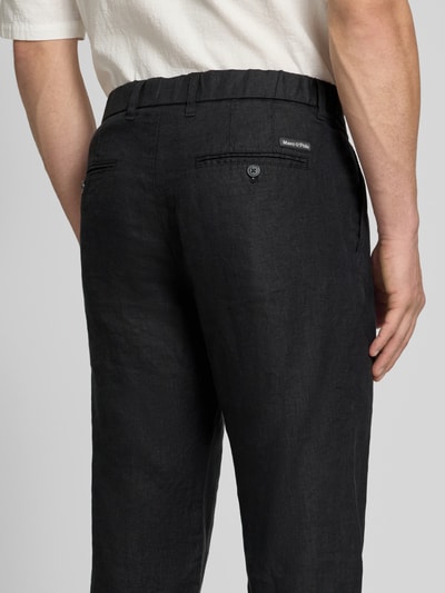 Männermodel trägt Tapered Leinenhose mit Gürtelschlaufen Modell 'OSBY JOGGER' von Marc O'Polo, Optik: Unifarben, Material: Leinen, Ganzkörperansicht Rückansicht.