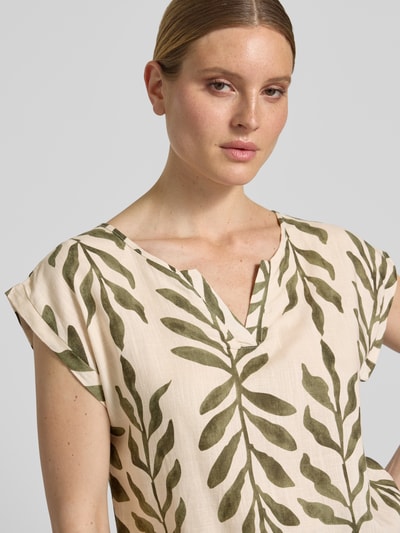 Frauenmodel trägt Regular Fit Bluse aus Viskose-Mix Modell 'Connie' von ZABAIONE mit Tunika-Ausschnitt, Kurzärmelig, Nahaufnahme Oberkörper.