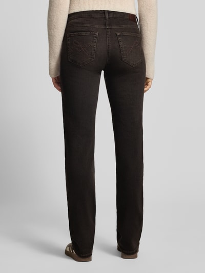 Frauenmodel trägt dunkelbraune Straight Fit Jeans aus Baumwoll-Mix Modell 'Carrie' von MAC, Damen Straight Fit Jeans von MAC, Ganzkörperansicht Rückansicht.