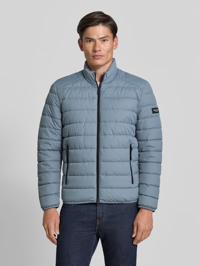 Männermodel trägt Regular Fit Steppjacke mit Zweiwege-Reißverschluss von Marc O'Polo in Hellblau, glatte Textur, Ganzkörperansicht von vorne
