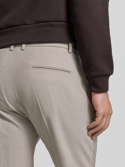Männermodel trägt P&C Special - Exklusiv bij P&C Slim Fit Anzughose Modell 'Salto' van CINQUE, beige, katoenmix, detailopname achterkant