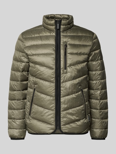 Produktfoto, Regular Fit Steppjacke mit Stehkragen von Tom Tailor in Olivgrün, unifarben, Reißverschluss, wasserabweisend, mit Label Patch und seitlichen Reißverschlusstaschen.