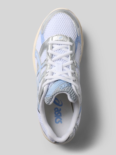 Produktfoto, Sneaker mit Logo-Detail von ASICS TIGER, weiße Mesh-Oberfläche, silberne und hellblaue Akzente, Details laut Kontext