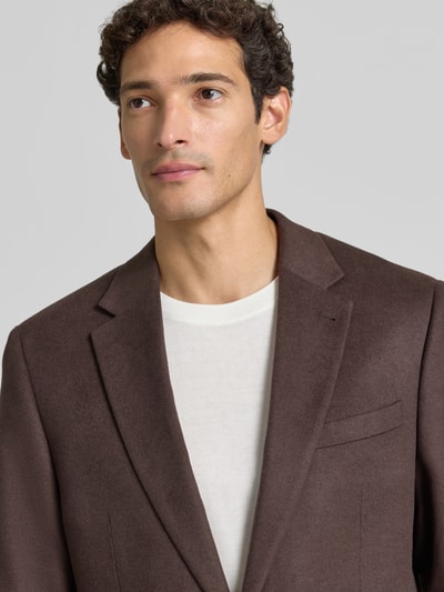 Männermodel trägt Slim Fit 2-Knopf-Sakko mit Pattentaschen von Christian Berg Men in Braun, Material-Mix, Nahaufnahme Oberkörper.