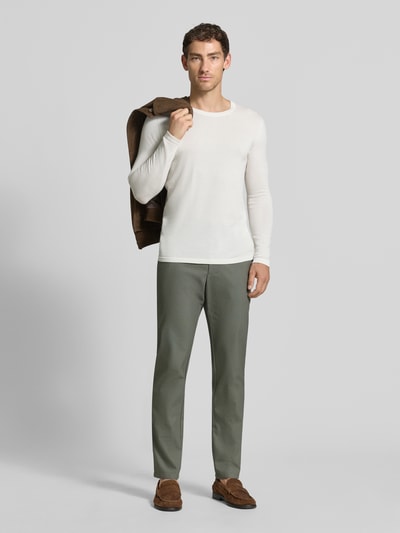 Męski model nosi Straight Fit Hose aus Baumwoll-Mix von Christian Berg Men, zielone odcienie, fakturowany wzór, wpuszczane kieszenie, zamek błyskawiczny i guzik, szerokość w rozmiarze 50: 47 cm, długość wewnętrzna nogawki w rozmiarze 50: 84 cm, mieszanka bawełny, ganzkörperansicht von vorne.